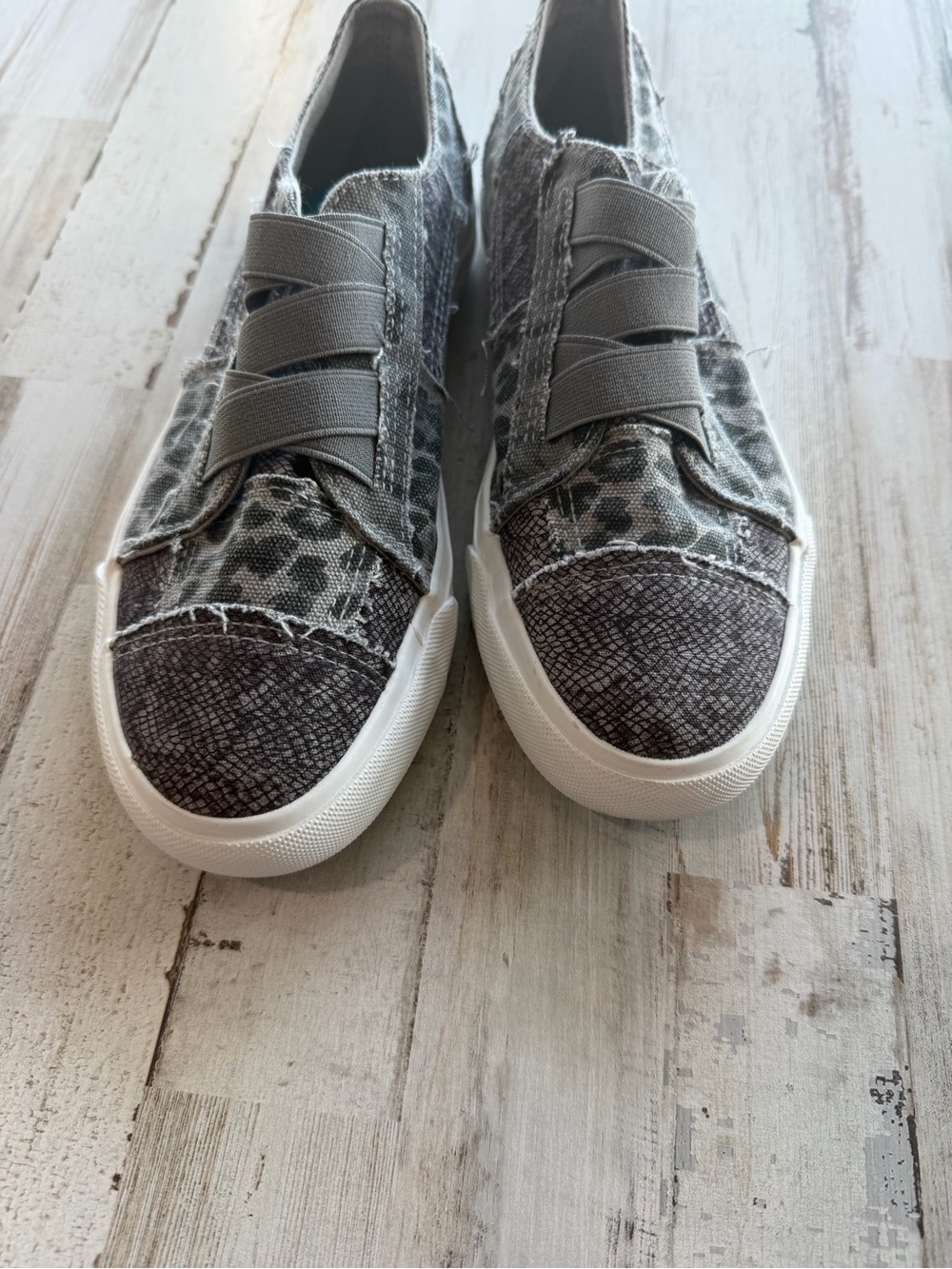 Casual Slip-On Women's Sneakers in Grey Animal Print size 7.5 - Picture 3 of 6